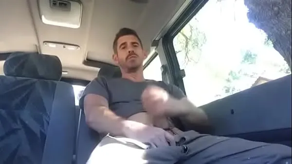 Sveži hot guy jerk off in the back of his car novi filmi