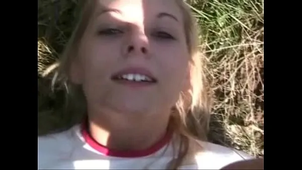 Φρέσκες Young blonde teen outdoor POV νέες ταινίες