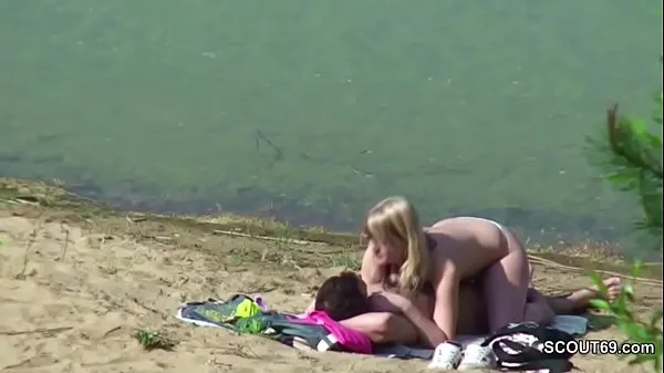 De nouveaux films Voyeur jeune couple allemand baise à la plage de Hambourg de nouveaux films