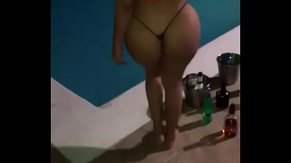 Novos Big Ass Dominican Dancing Muito Sexy Na Piscina, Em Colaless novos filmes