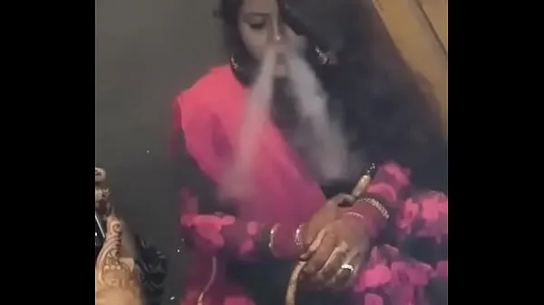 Películas frescas Fumando Hot-Girl recién casada tomando cachimba nuevas