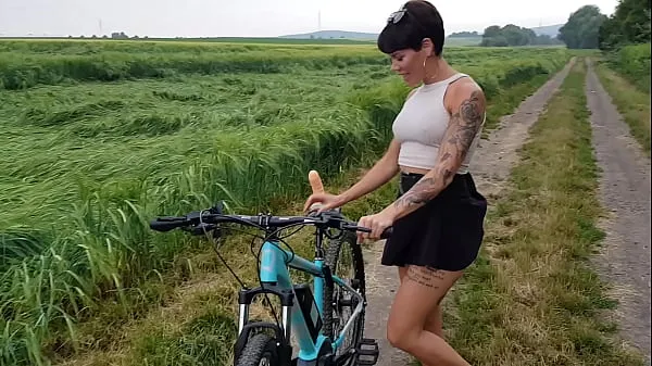 Yeni Filmler Das gab es noch nie! Fahrrad von notgeile Milf m Taze mi