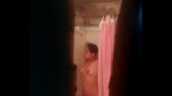 新鮮なSpying on the neighbor while she takes a bath新しい映画