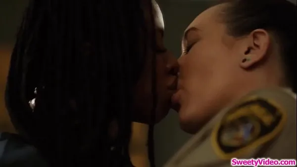 新鲜Ebony inmate eats lesbian wardens pussy新电影