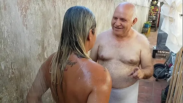 Fresh Grandpa bathing the young girl he met on the beach !!! Paty Butt - Old Grandpa - El Toro De Oro new Movies