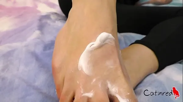 Phim mới I play with my sexy feet, smear them with cream mới