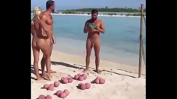 Film freschi uomo caldo sulla spiaggia nuovi