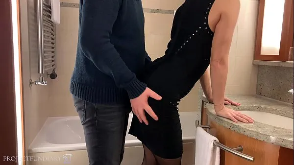 Frische Fick das freche Zunder-Date in einem sexy kleinen schwarzen, figurbetonten Kleid in einem Hotelzimmer neue Filme