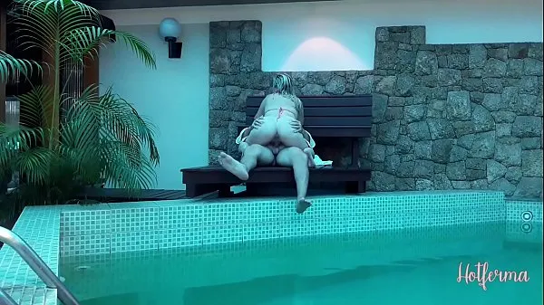 Yeni Filmler Patrão convida empregada para a piscina mas não resistiu a gostosa Taze mi