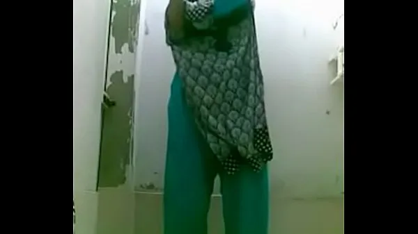 Fräscha bottle bating indian wife in shower for a selfie nya filmer