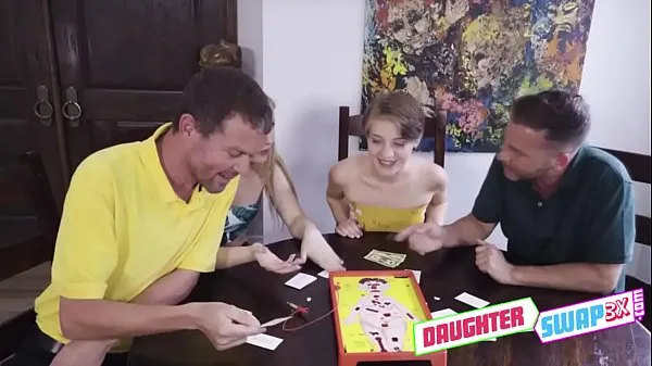 새로운 영화StepDads Tony Rubino and Dick Sweardson join stepdaughters Dakota Burns and Harlow West to play some board games 신선