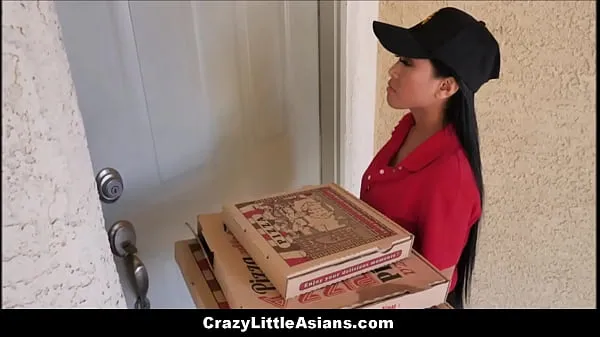 Φρέσκες Petite Asian Teen Pizza Delivery Girl Ember Snow Stuck In Window Fucked By Two White Boys Jay Romero & Rion King νέες ταινίες