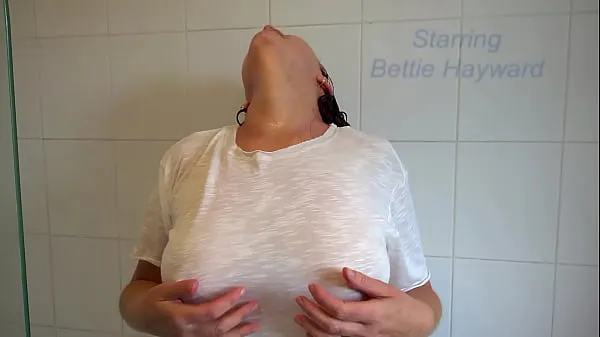 De nouveaux films Rejoignez la milf britannique Bettie Hayward alors qu'elle vous invite dans sa salle de bain pour la regarder prendre une douche chaude et torride de nouveaux films