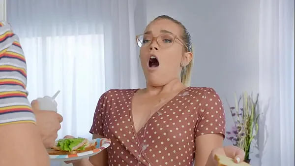 De nouveaux films Elle aime sa bite dans la cuisine / scène Brazzers de de nouveaux films