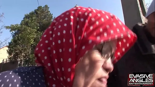 Yeni Filmler EVASIVE ANGLES This babushka, stockings and glasses wearing grannie, is getting her massive old knockers sucked by her interracial caregiver Taze mi