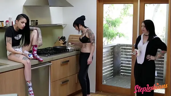 Frische Emo Nikki Hearts und Leigh Raven lieben es, einen Strap-On zu probieren neue Filme