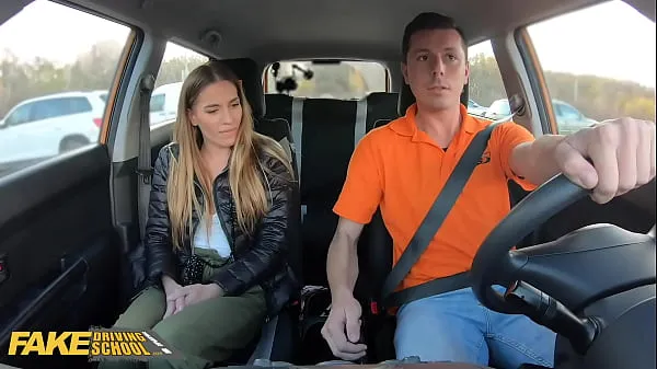 Film freschi FakeDrivingSchool Scopata sul sedile posteriore per Eveline Dellai dopo un guasto nuovi