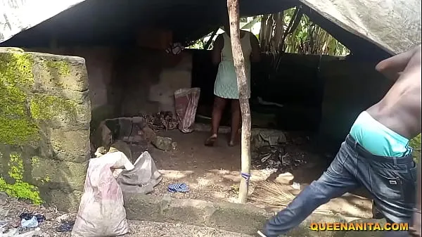 Películas frescas Mientras estaba sentado en el patio trasero de mi abuela conversando con mi novio para que viniera, sin saber que estaba sentado desnudo, uno de los campeones públicos locales del coño del pueblo estaba mirando mi coño local, luego me engañó y me folló nuevas