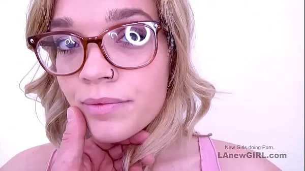 Fräscha Blonde with glasses makes hard cock cum in studio nya filmer