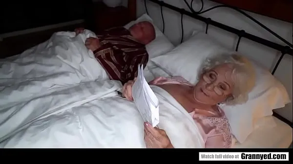 Ferske 70 granny fucking a hard cock while her husband is resting nye filmer