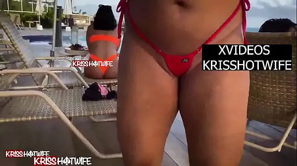 De nouveaux films Kriss Hotwife en petit bikini avec une chatte bien marquée sautant du bikini dans la piscine publique de l'hôtel bondée de monde de nouveaux films