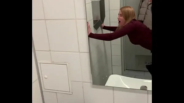 Ferske SugarNadya fucks in the airport bathroom right before her flight nye filmer