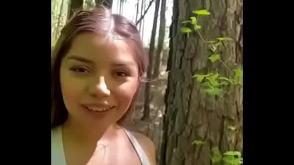 De nouveaux films Une fille me fait une pipe rapide dans le bois de nouveaux films