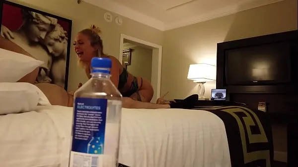 ताजा Stupid Water Bottle! Madelyn Monroe Fucks Stranger in Vegas नई फिल्में