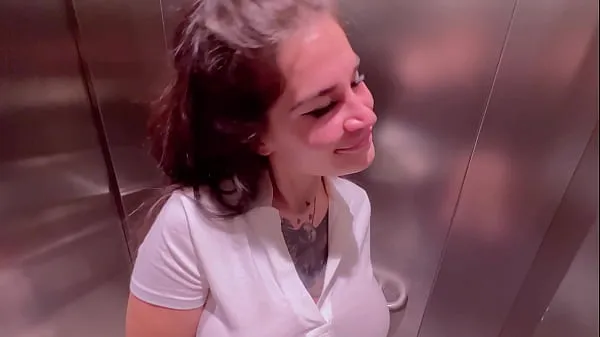 Filem baru Beautiful girl Instagram blogger sucks in the elevator of the store and gets a facial segar