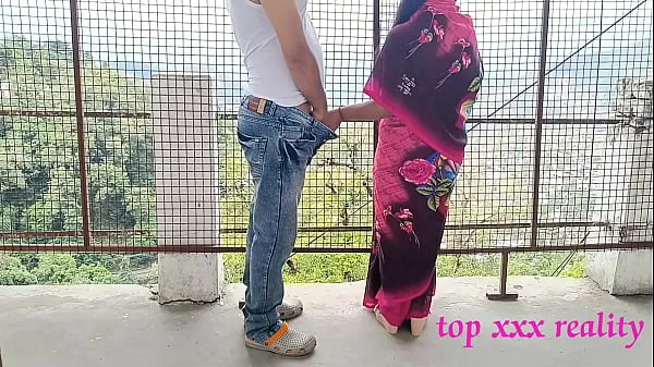 Películas frescas XXX bengalí caliente bhabhi increíble sexo al aire libre en sari rosa con ladrón inteligente! XXX hindi serie web sexo último episodio 2022 nuevas