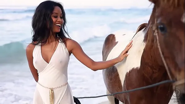 Películas frescas Belleza asiática, Putri Cinta revelando su coño bronceado en una playa tropical nuevas