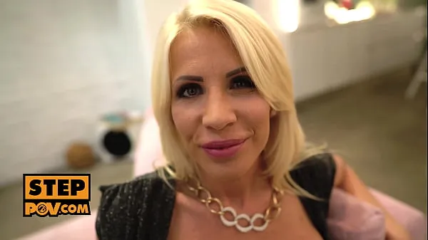 Film freschi POV - Tiffany Rousso è la tua matrigna sexy con un bisogno di cazzo nuovi