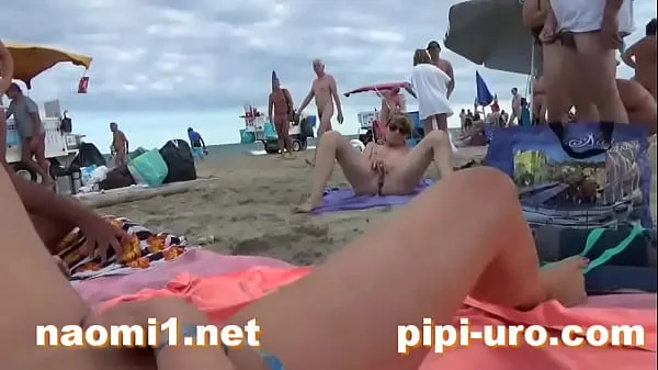 Film freschi Naomi e una ragazza sulla spiaggia nuovi