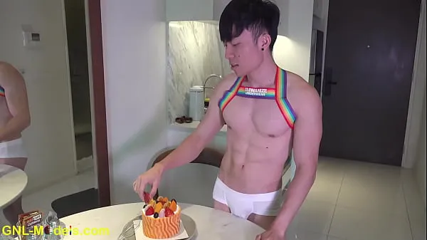 新鲜Wow he's so sweet guy!? Loves cake and nipple play新电影