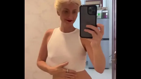 Film baru Milf's mirror selfie video baru