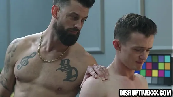 Novos Ator pornô gay novato recebe tratamento duro no set de filmagem novos filmes